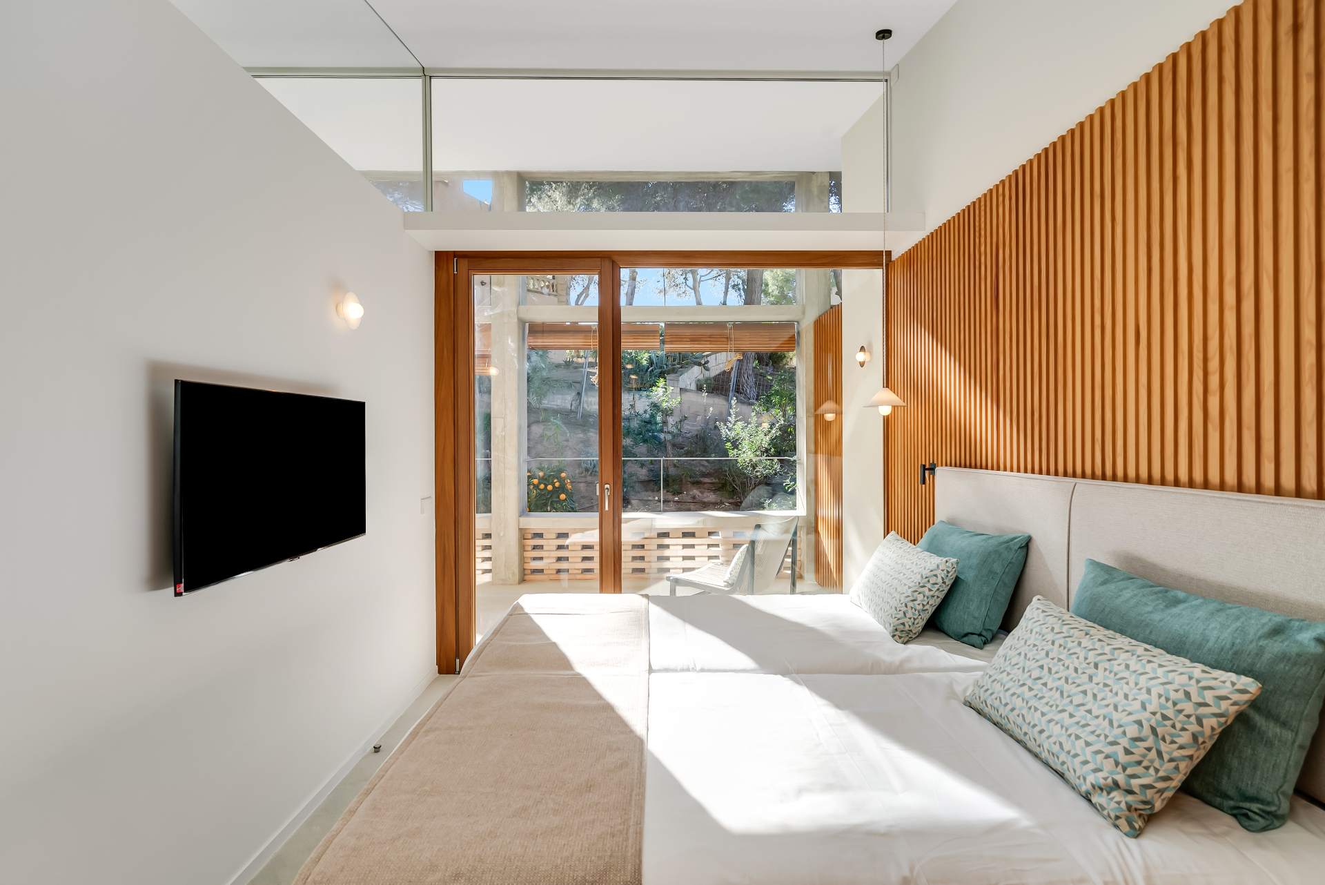 Suite bedroom with garden view